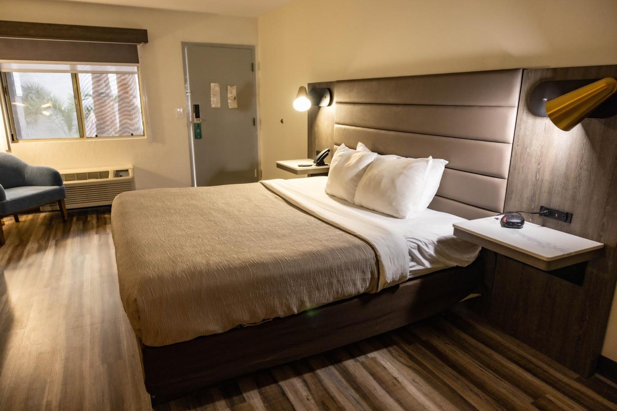 Quality Inn & Suites Lake Havasu City Exterior photo